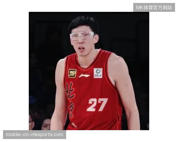 周琦加盟北京首钢后，迅速成为球队内线防守核心，其护筐能力是球队闯入半决赛的关键
